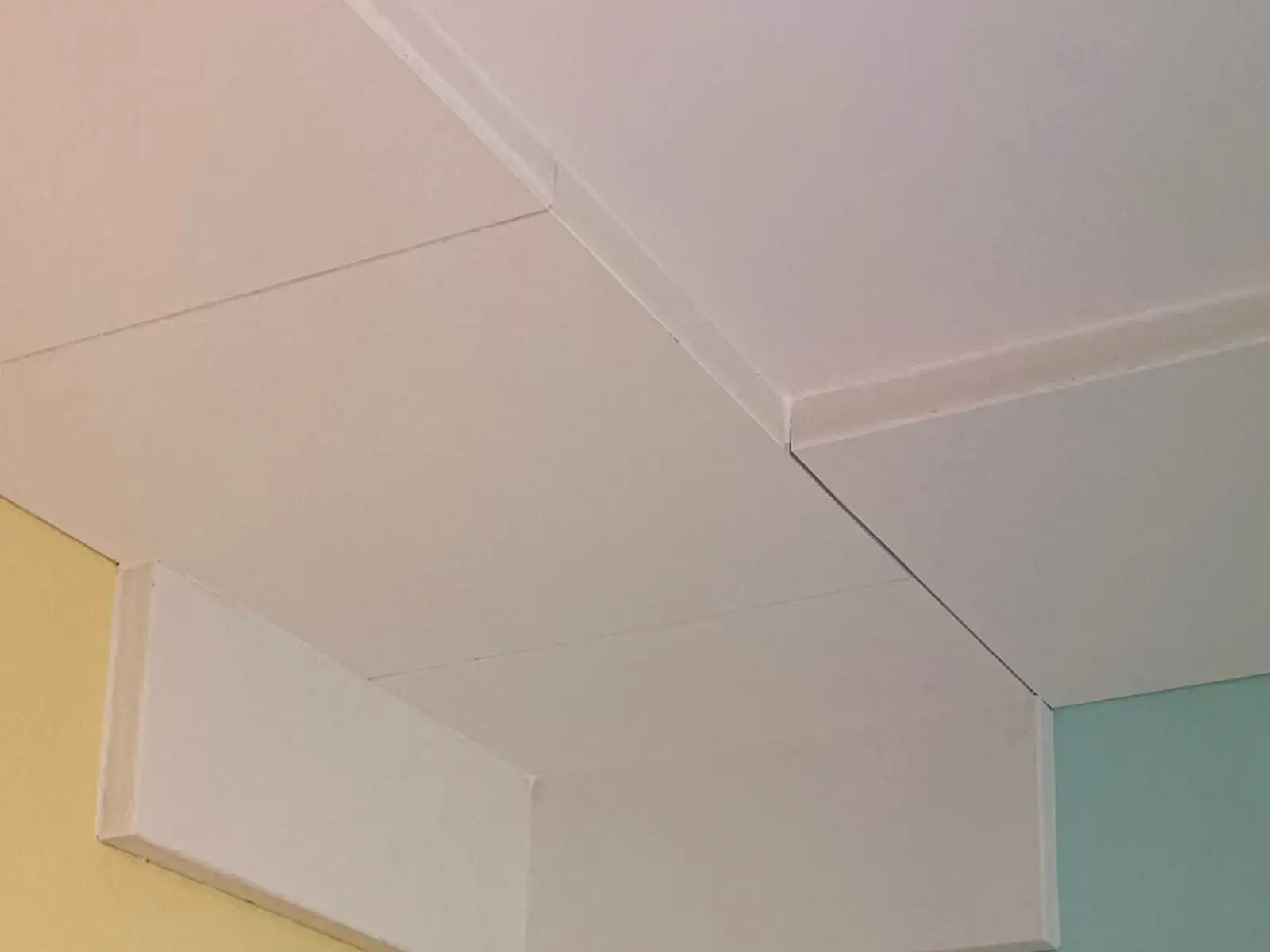 Detailansicht des sauberen Anschlusses der Akustikpaneele an Wand und Decke