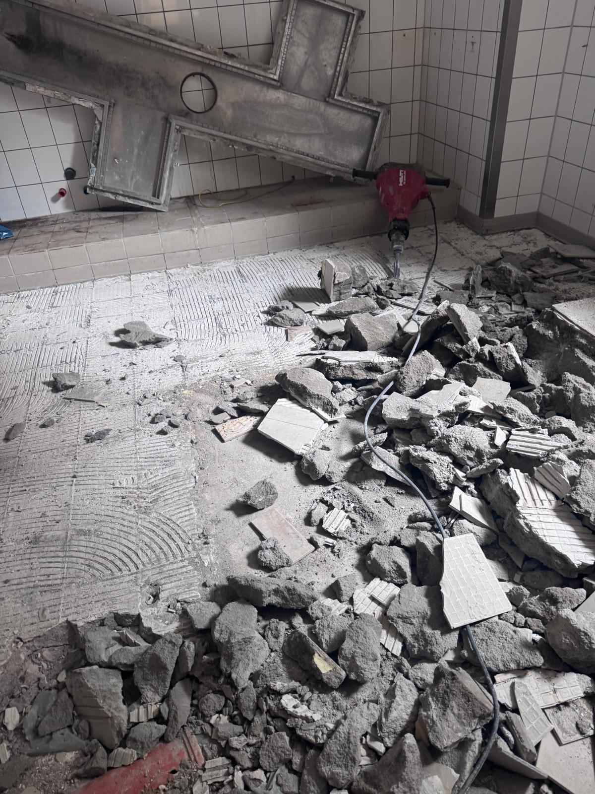 Abgebrochener Estrich und Fliesen als sortierbares Abbruchmaterial in einer Gewerbeküche