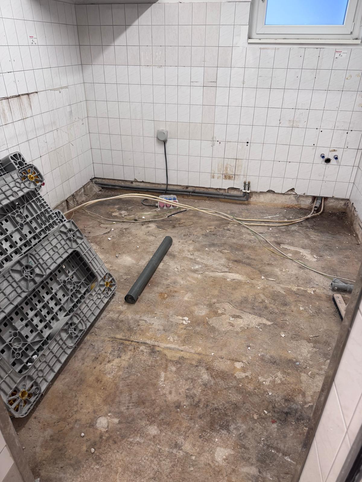 Vom alten Bodenaufbau befreiter Nebenraum einer Gewerbeküche in Magdeburg