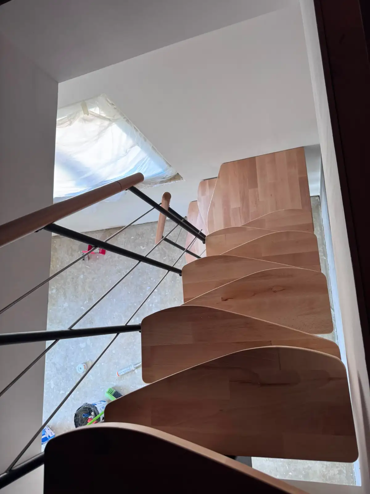 Blick von der Deckenöffnung über die Buchen-Trittstufen der Raumspartreppe nach unten in Magdeburg