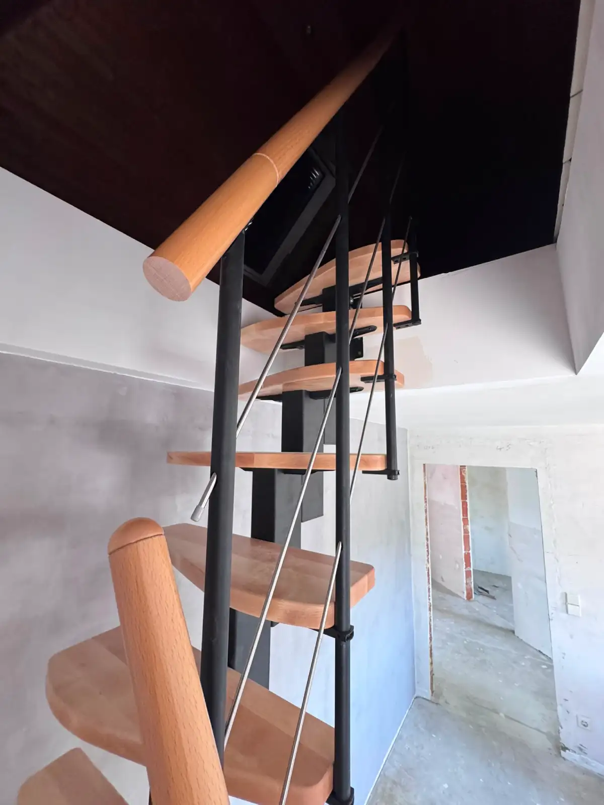 Stahlkonstruktion und Stufenunterseiten der Raumspartreppe unterhalb der Deckenöffnung in Magdeburg