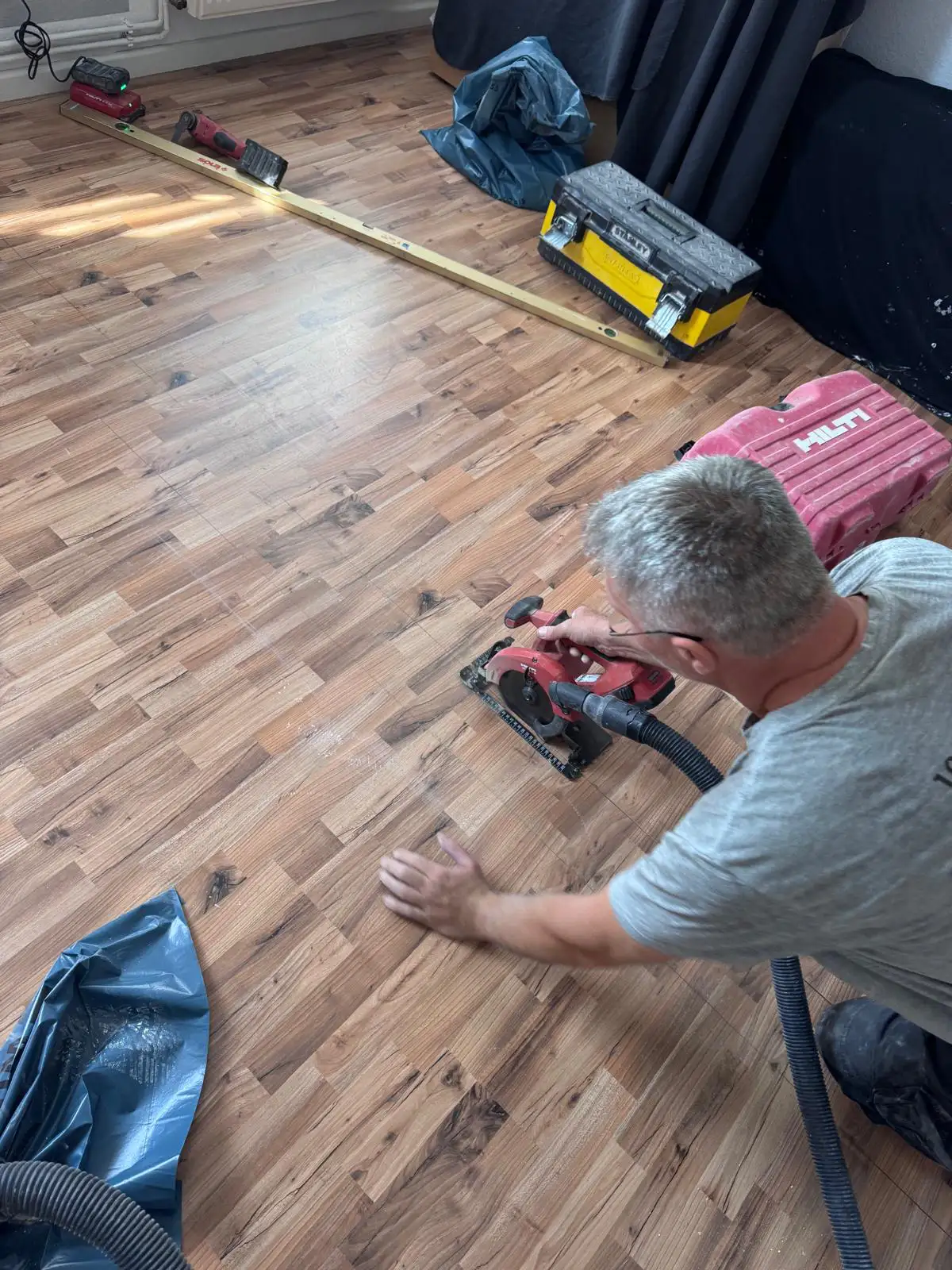 Präziser Laminatschnitt entlang der Trennwandachse, Trockenbau Landkreis Börde