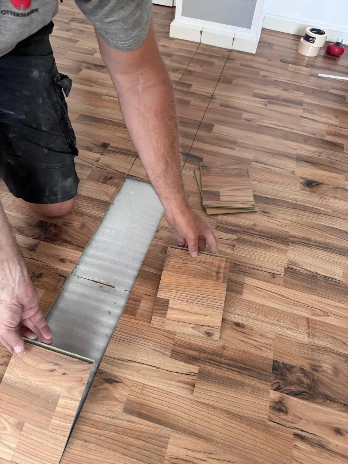 Entnahme der Laminatpaneele im Bereich der neuen Trockenbauwand