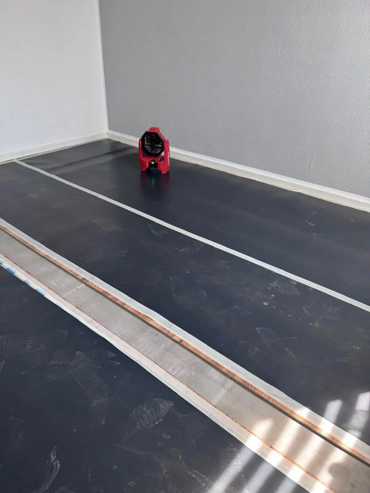 Vorbereiteter Arbeitsbereich für die Trennwandmontage im Kinderzimmer