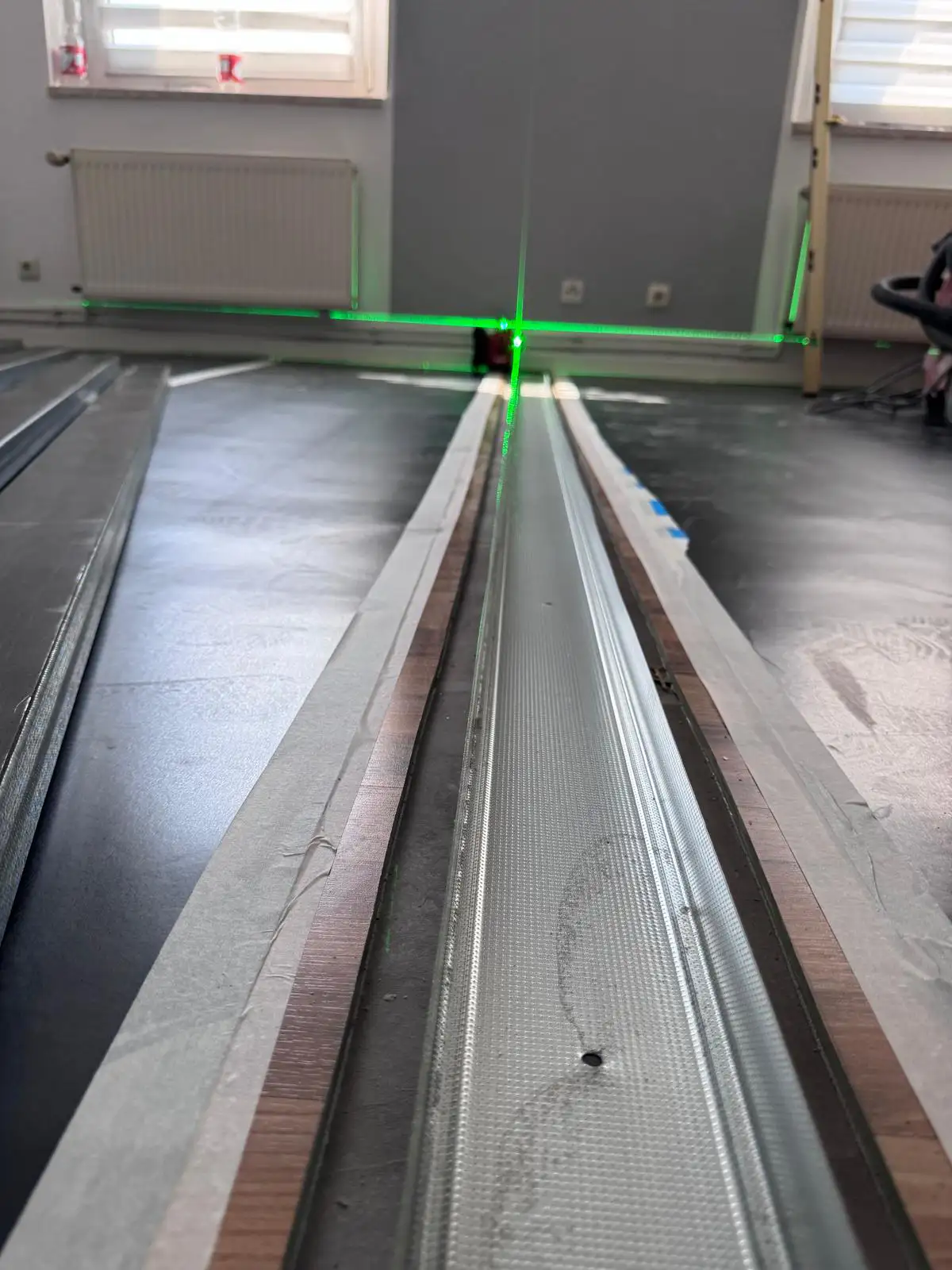 Kreuzlinien-Laser zur exakten Ausrichtung der Trockenbau-Trennwand