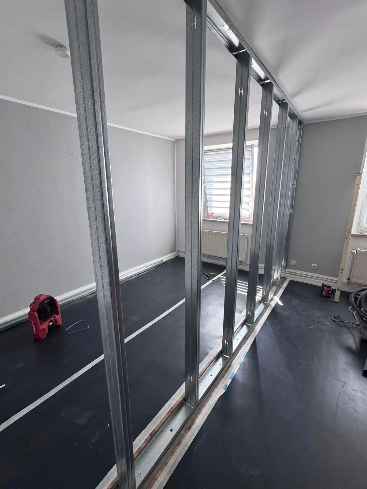 CW-Ständerwerk der neuen Trennwand mit Türöffnung – Kinderzimmer teilen in Hohe Börde