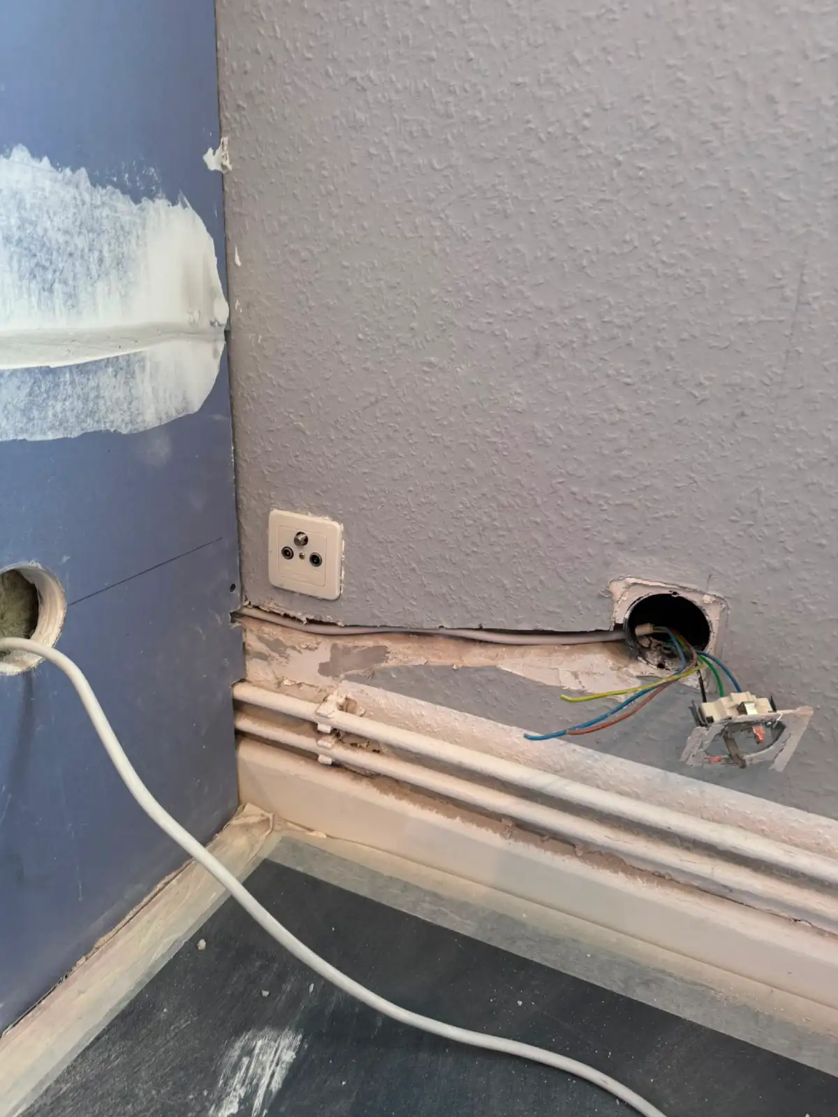 Elektroinstallation für Steckdosen und Schalter im neuen Kinderzimmer