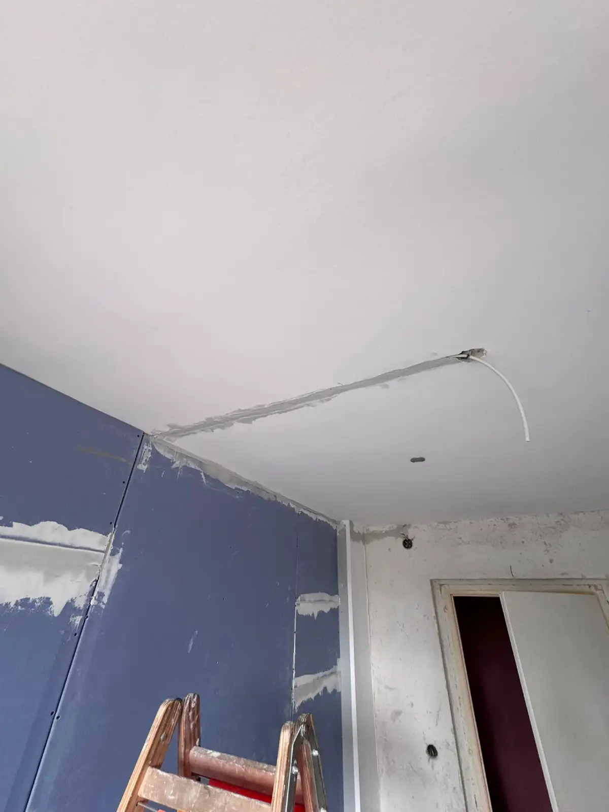 Sauberer Wand-Decken-Anschluss der neuen Trennwand in Hohe Börde