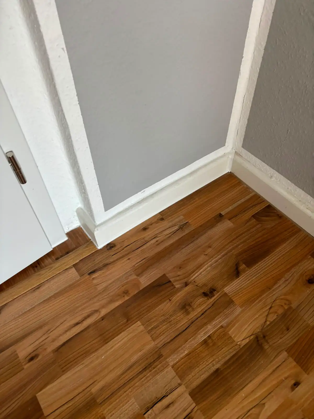 Sauber verlegte Sockelleiste mit Eckstoß an der neuen Trockenbauwand, Kinderzimmer Hohe Börde