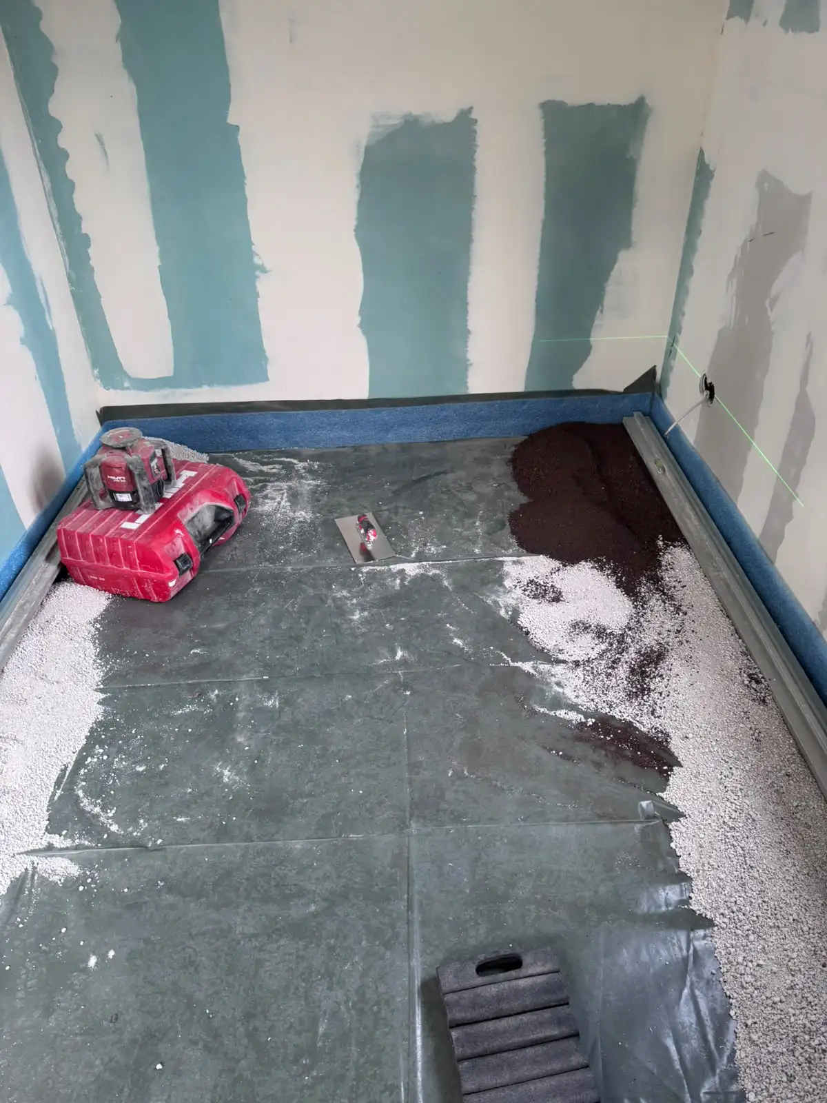 Rotationslaser und Alu-Schienen beim Einmessen der Ausgleichsschüttung in einem Dachgeschossraum in Niederndodeleben